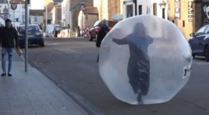 Viral di Jalanan saat Lockdown: Takut Corona, Perempuan Masuk Bola Plastik Raksasa